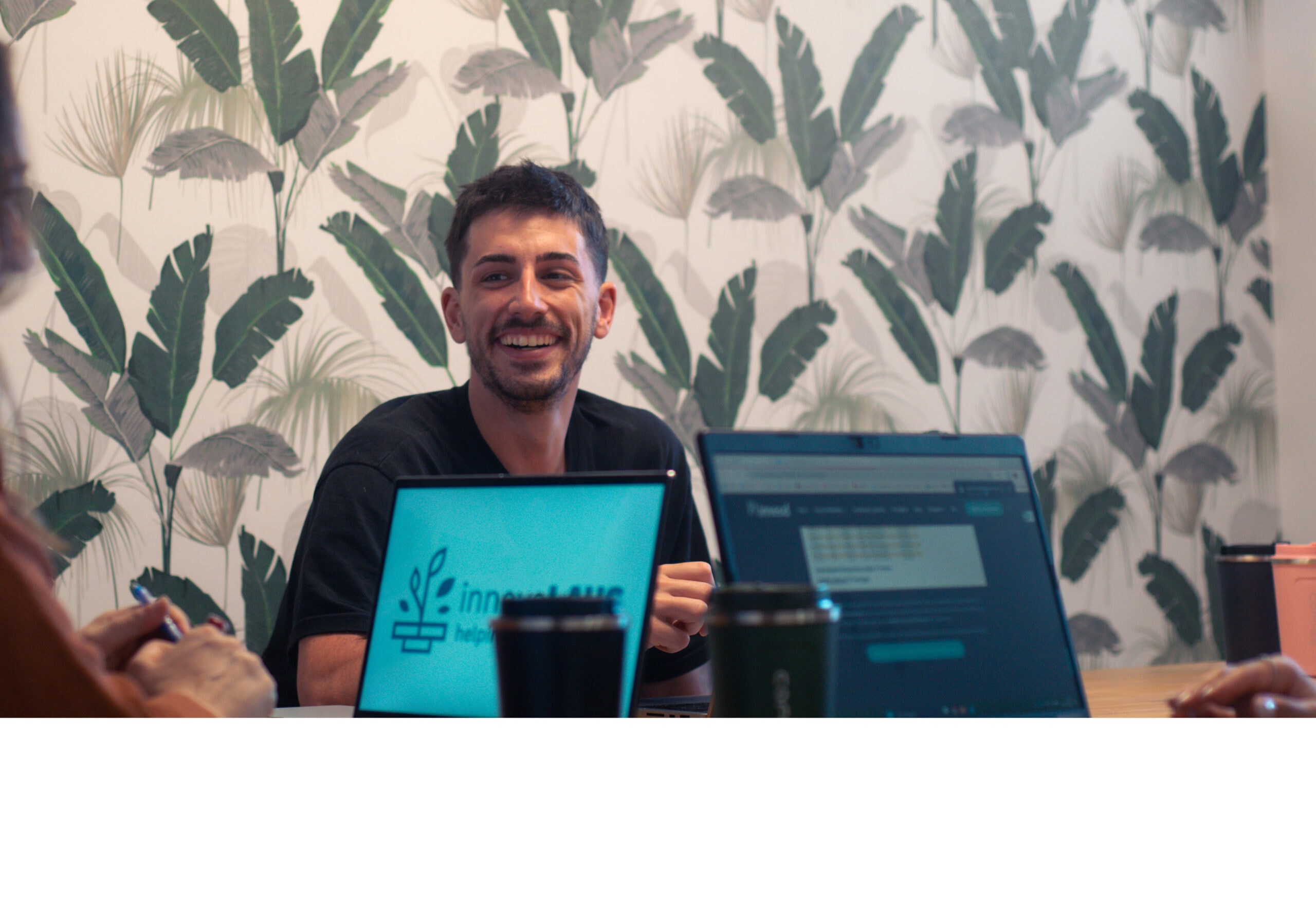 Equipo de InnovaLAUS trabajando en la oficina