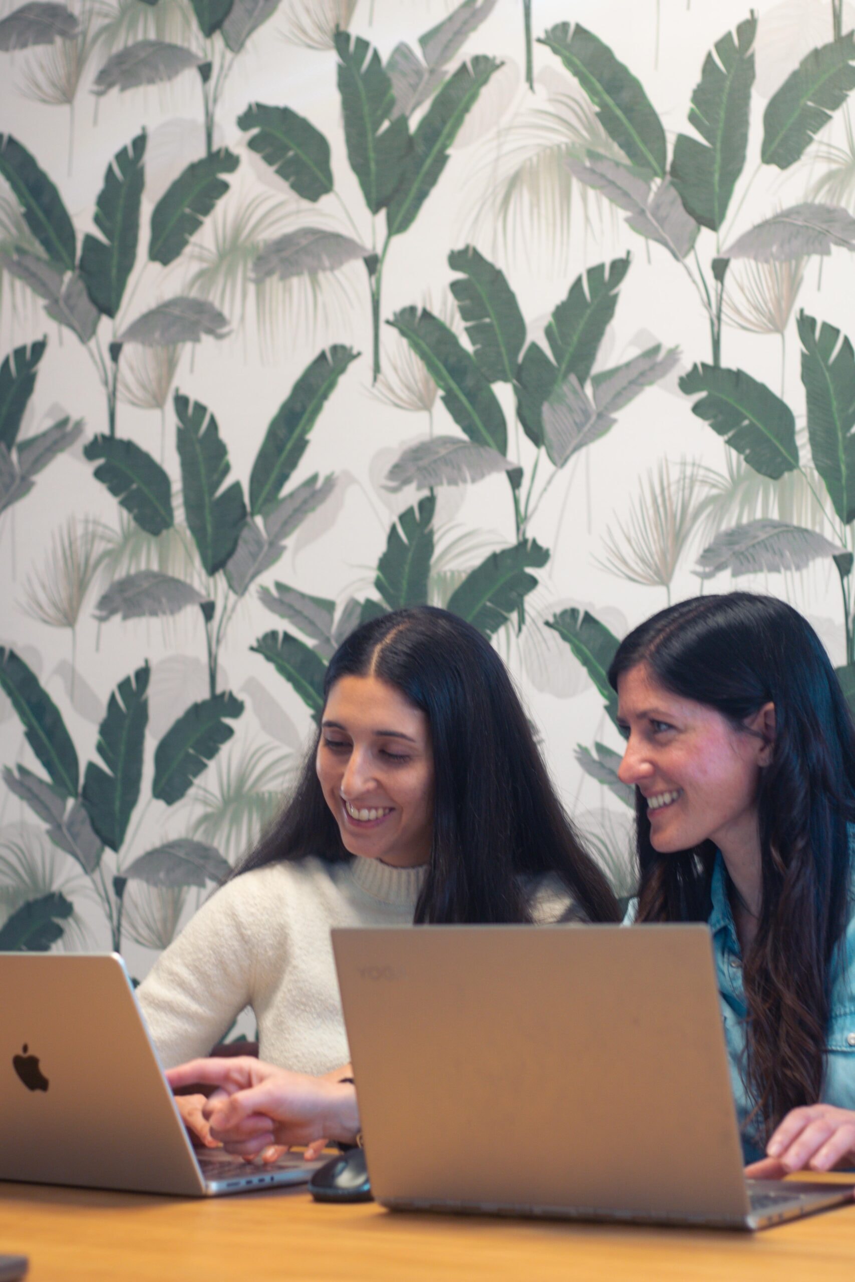 Dos personas del equipo de InnovaLAUS sonriendo